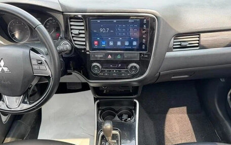 Mitsubishi Outlander III рестайлинг 3, 2021 год, 2 100 500 рублей, 8 фотография