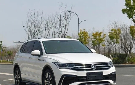 Volkswagen Tiguan II, 2022 год, 2 400 500 рублей, 3 фотография