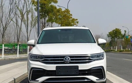 Volkswagen Tiguan II, 2022 год, 2 400 500 рублей, 2 фотография