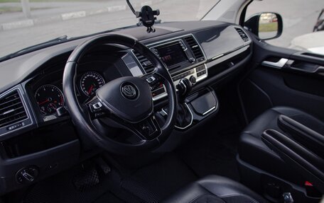 Volkswagen Multivan T6 рестайлинг, 2019 год, 4 900 000 рублей, 18 фотография