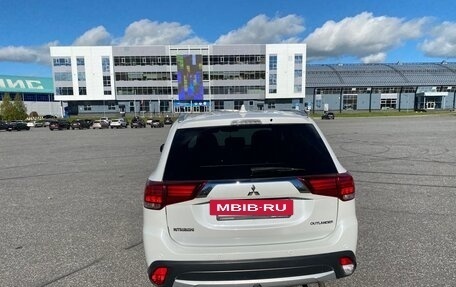 Mitsubishi Outlander III рестайлинг 3, 2018 год, 2 500 000 рублей, 6 фотография