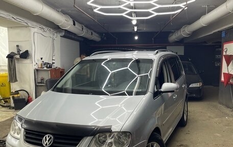 Volkswagen Touran III, 2005 год, 680 000 рублей, 1 фотография