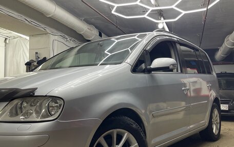 Volkswagen Touran III, 2005 год, 680 000 рублей, 2 фотография