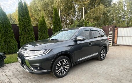 Mitsubishi Outlander III рестайлинг 3, 2019 год, 2 350 000 рублей, 3 фотография