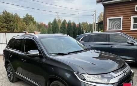 Mitsubishi Outlander III рестайлинг 3, 2019 год, 2 350 000 рублей, 2 фотография