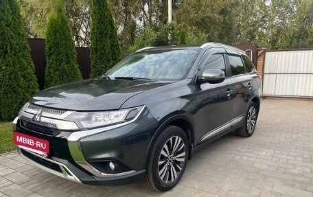 Mitsubishi Outlander III рестайлинг 3, 2019 год, 2 350 000 рублей, 5 фотография