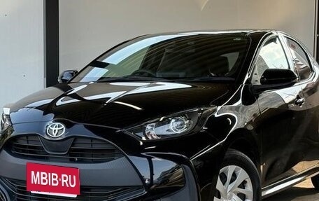 Toyota Yaris, 2022 год, 1 000 000 рублей, 2 фотография