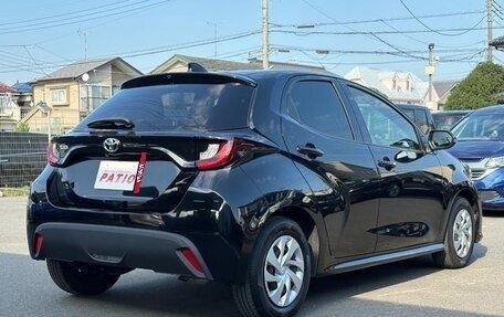 Toyota Yaris, 2022 год, 1 000 000 рублей, 6 фотография