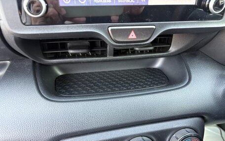 Toyota Yaris, 2022 год, 1 000 000 рублей, 15 фотография