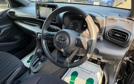 Toyota Yaris, 2022 год, 1 000 000 рублей, 26 фотография