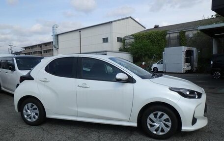 Toyota Yaris, 2022 год, 1 000 000 рублей, 5 фотография