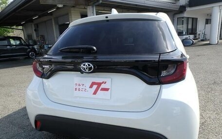 Toyota Yaris, 2022 год, 1 000 000 рублей, 8 фотография