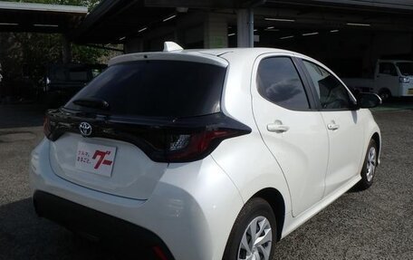 Toyota Yaris, 2022 год, 1 000 000 рублей, 9 фотография