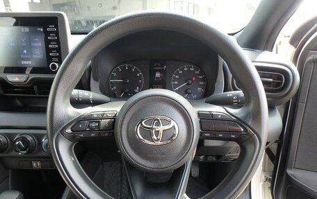 Toyota Yaris, 2022 год, 1 000 000 рублей, 13 фотография