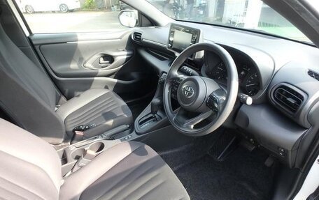 Toyota Yaris, 2022 год, 1 000 000 рублей, 11 фотография