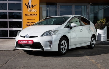 Toyota Prius, 2013 год, 1 345 000 рублей, 2 фотография