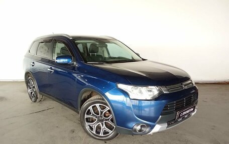 Mitsubishi Outlander III рестайлинг 3, 2014 год, 1 925 000 рублей, 3 фотография