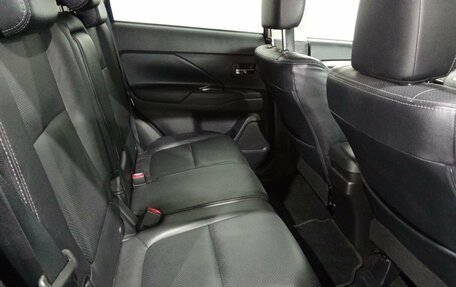 Mitsubishi Outlander III рестайлинг 3, 2014 год, 1 925 000 рублей, 10 фотография
