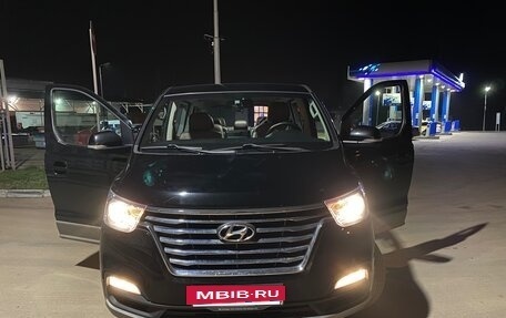 Hyundai Grand Starex Grand Starex I рестайлинг 2, 2019 год, 3 600 000 рублей, 2 фотография