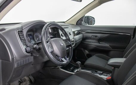 Mitsubishi Outlander III рестайлинг 3, 2021 год, 2 420 000 рублей, 11 фотография