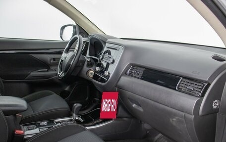 Mitsubishi Outlander III рестайлинг 3, 2021 год, 2 420 000 рублей, 10 фотография