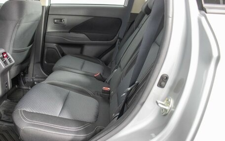 Mitsubishi Outlander III рестайлинг 3, 2021 год, 2 420 000 рублей, 12 фотография