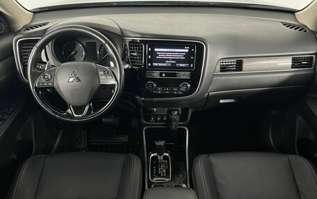 Mitsubishi Outlander III рестайлинг 3, 2018 год, 2 100 000 рублей, 14 фотография