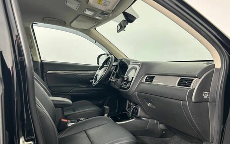 Mitsubishi Outlander III рестайлинг 3, 2018 год, 2 100 000 рублей, 12 фотография