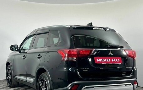 Mitsubishi Outlander III рестайлинг 3, 2018 год, 2 100 000 рублей, 7 фотография