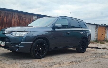 Mitsubishi Outlander III рестайлинг 3, 2013 год, 1 400 000 рублей, 4 фотография