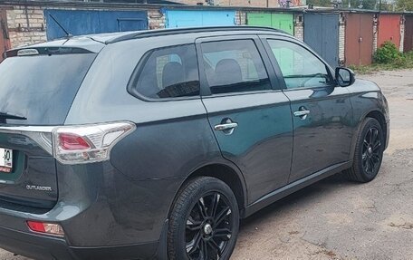 Mitsubishi Outlander III рестайлинг 3, 2013 год, 1 400 000 рублей, 3 фотография