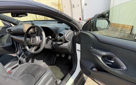 Toyota Yaris, 2024 год, 3 600 000 рублей, 9 фотография