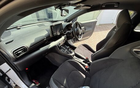 Toyota Yaris, 2024 год, 3 600 000 рублей, 11 фотография