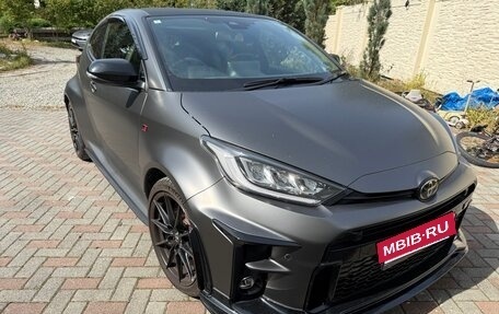 Toyota Yaris, 2024 год, 3 600 000 рублей, 2 фотография