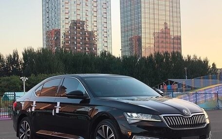 Skoda Superb III рестайлинг, 2022 год, 1 850 000 рублей, 1 фотография