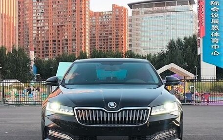 Skoda Superb III рестайлинг, 2022 год, 1 850 000 рублей, 2 фотография