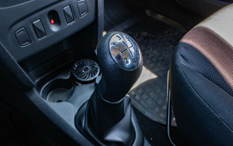 Renault Logan II, 2018 год, 900 000 рублей, 14 фотография
