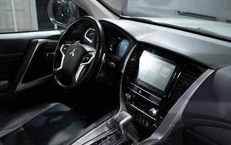 Mitsubishi Pajero Sport III рестайлинг, 2022 год, 3 700 000 рублей, 11 фотография