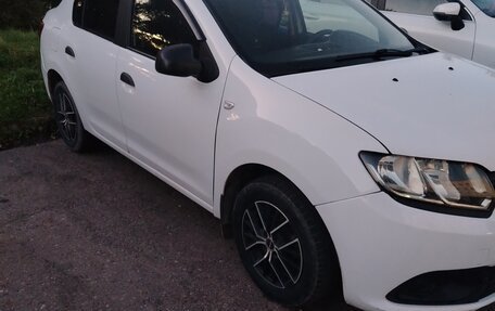 Renault Logan II, 2017 год, 385 000 рублей, 2 фотография