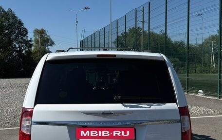 Chrysler Town & Country V рестайлинг, 2013 год, 1 700 000 рублей, 5 фотография