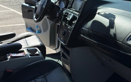 Chrysler Town & Country V рестайлинг, 2013 год, 1 700 000 рублей, 10 фотография