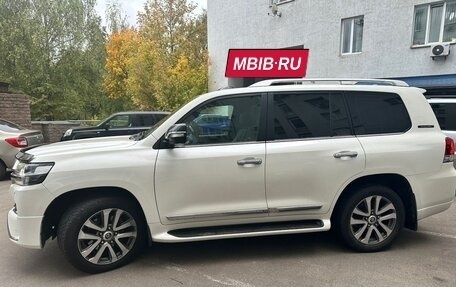 Toyota Land Cruiser 200, 2017 год, 5 800 000 рублей, 4 фотография