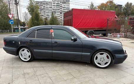 Mercedes-Benz E-Класс, 2001 год, 450 000 рублей, 2 фотография