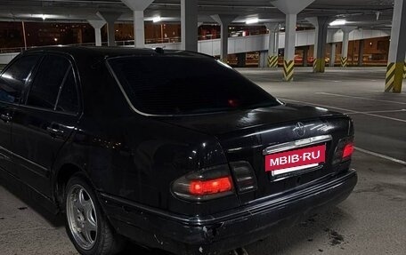Mercedes-Benz E-Класс, 1998 год, 280 000 рублей, 2 фотография