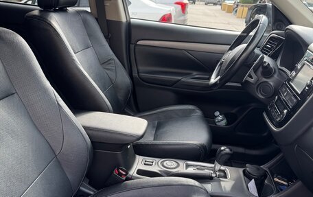 Mitsubishi Outlander III рестайлинг 3, 2014 год, 1 900 000 рублей, 14 фотография