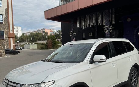 Mitsubishi Outlander III рестайлинг 3, 2014 год, 1 900 000 рублей, 13 фотография