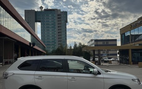 Mitsubishi Outlander III рестайлинг 3, 2014 год, 1 900 000 рублей, 23 фотография