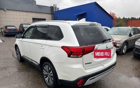 Mitsubishi Outlander III рестайлинг 3, 2019 год, 2 450 000 рублей, 4 фотография