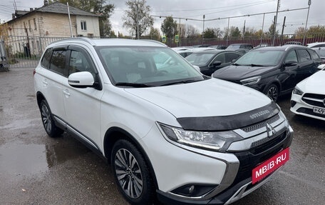 Mitsubishi Outlander III рестайлинг 3, 2019 год, 2 450 000 рублей, 2 фотография