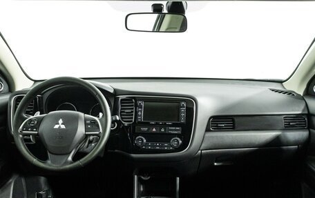 Mitsubishi Outlander III рестайлинг 3, 2014 год, 1 899 700 рублей, 12 фотография
